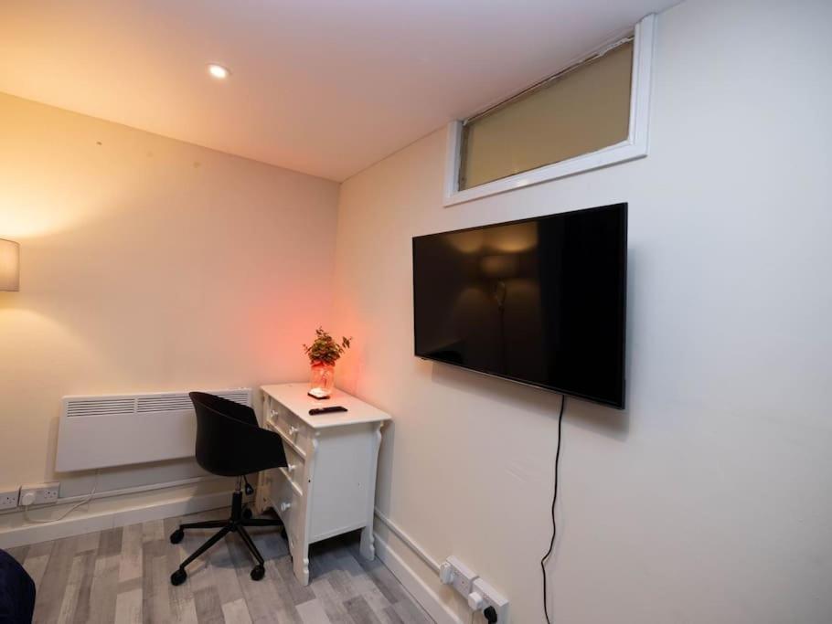 1 Bedroom-Sofabed-Worktable-4-Wifi-Parking London Exterior photo