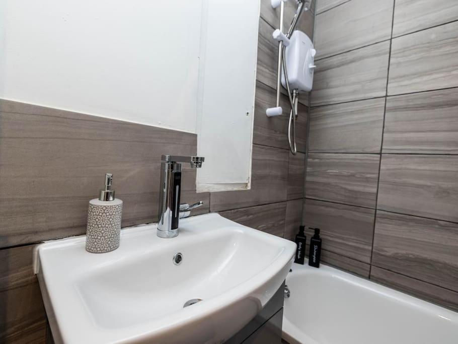 1 Bedroom-Sofabed-Worktable-4-Wifi-Parking London Exterior photo