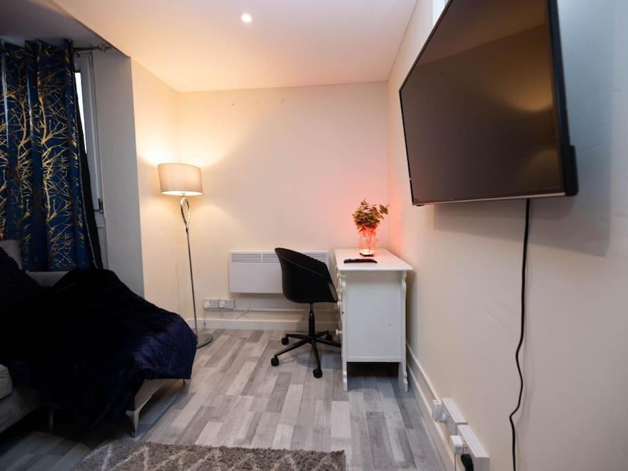 1 Bedroom-Sofabed-Worktable-4-Wifi-Parking London Exterior photo