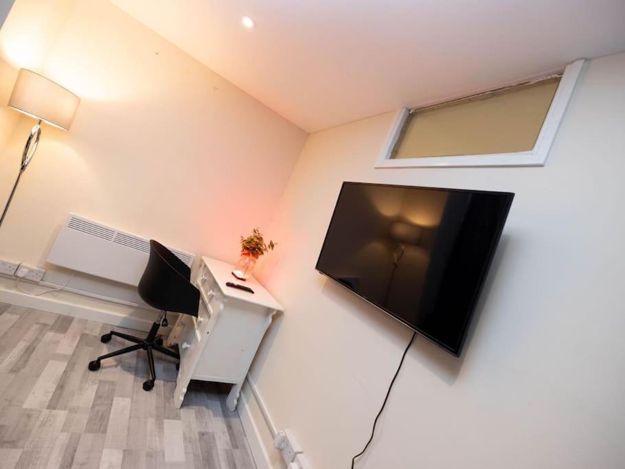 1 Bedroom-Sofabed-Worktable-4-Wifi-Parking London Exterior photo