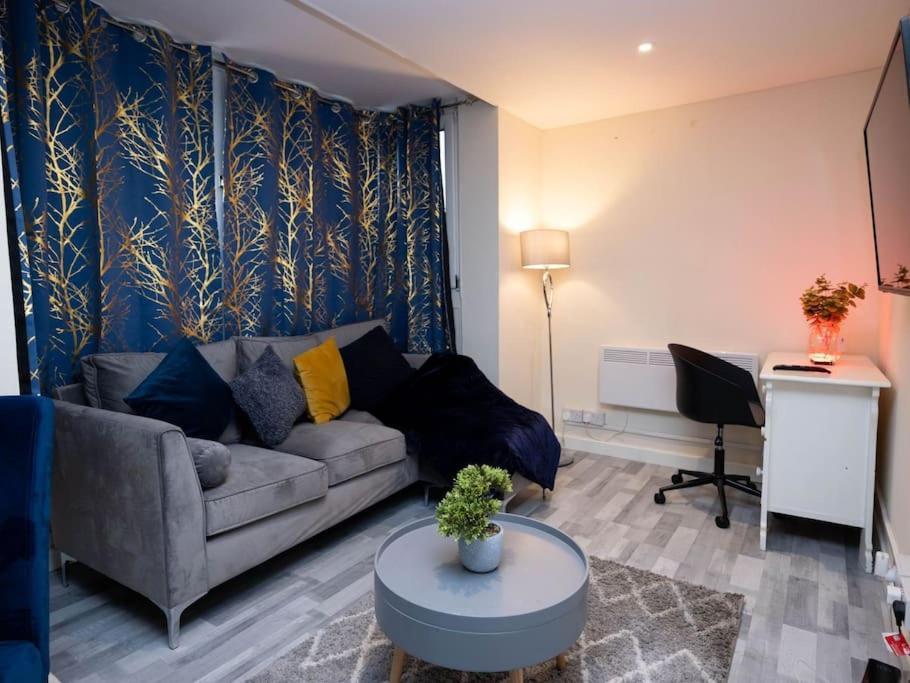 1 Bedroom-Sofabed-Worktable-4-Wifi-Parking London Exterior photo