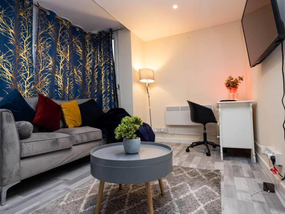 1 Bedroom-Sofabed-Worktable-4-Wifi-Parking London Exterior photo